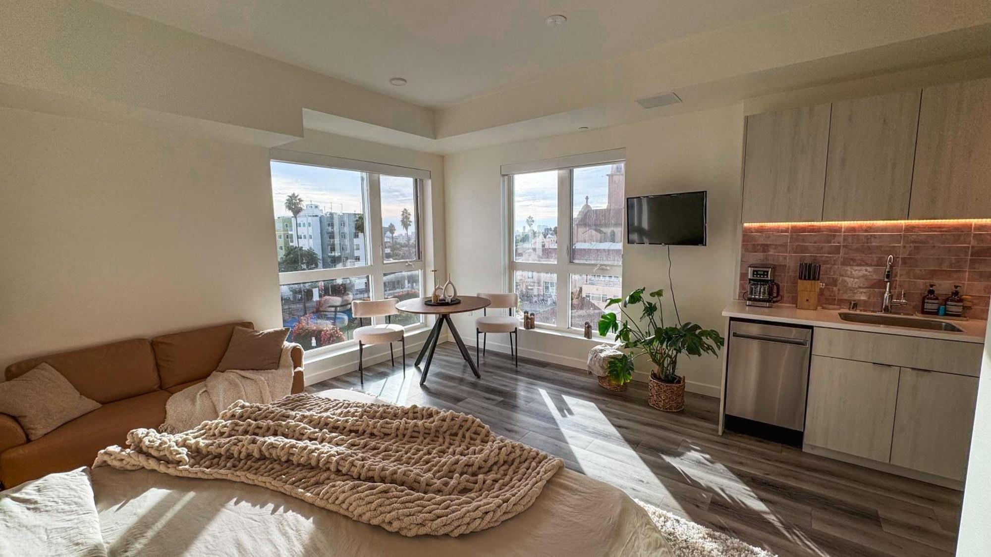 Lovely In Heart Of Hollywood Apartment